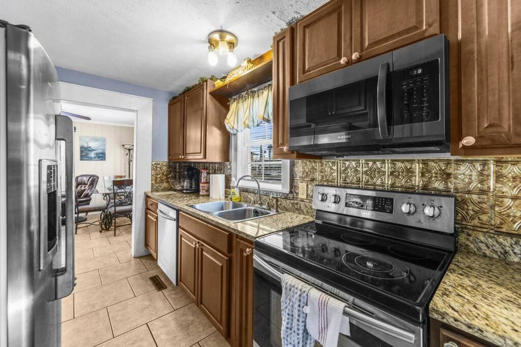Dazzling Centrally Located Ocean View W 2 Kings, Huge Private Yard, 2 Decks, Firepit, Bbq Миртл-Бич Экстерьер фото
